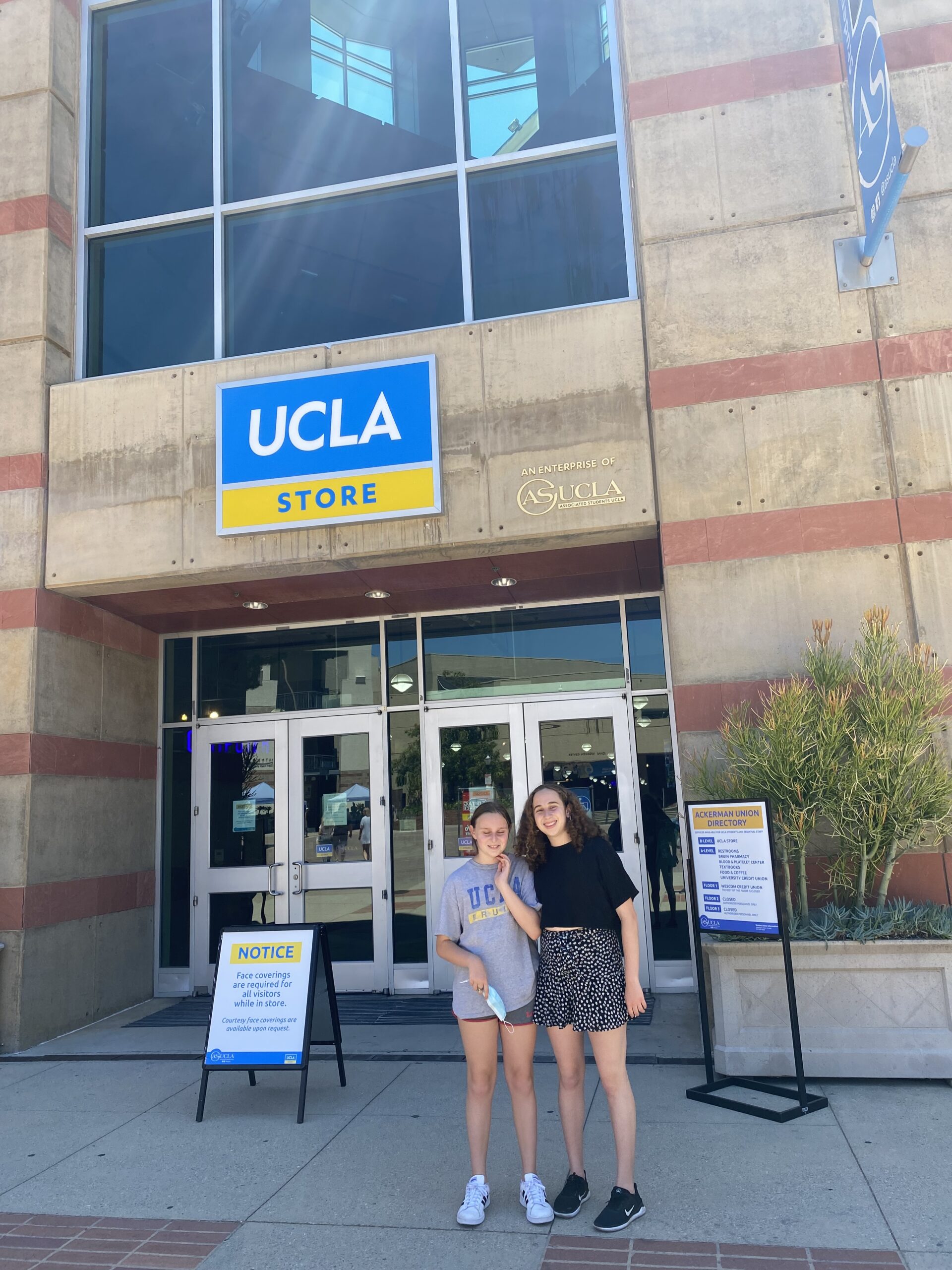 college mom texting her college teen